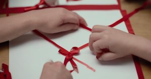 Jak zrobić kotylion ze wstążki? Poradnik krok po kroku.