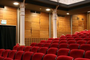 Czy wyjście do teatru z dziećmi to dobry pomysł? Wyjaśniamy