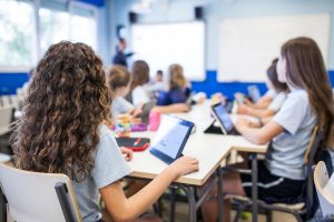 Cyfrowy Uczeń w szkole – jak technologia zmienia sposób przyswajania wiedzy? Czym wspierać dzieci w nauce?