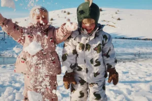 jak ubrać dziecko na sanki i inne zabawy zimowe