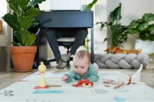 Co zawiesić na pałąku maty edukacyjnej, by nie przebodźcować malucha?